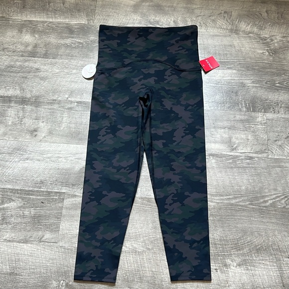 NWT. SPANX Booty Boost 7/8 Printed Camo Leggings - Picture 3 of 13